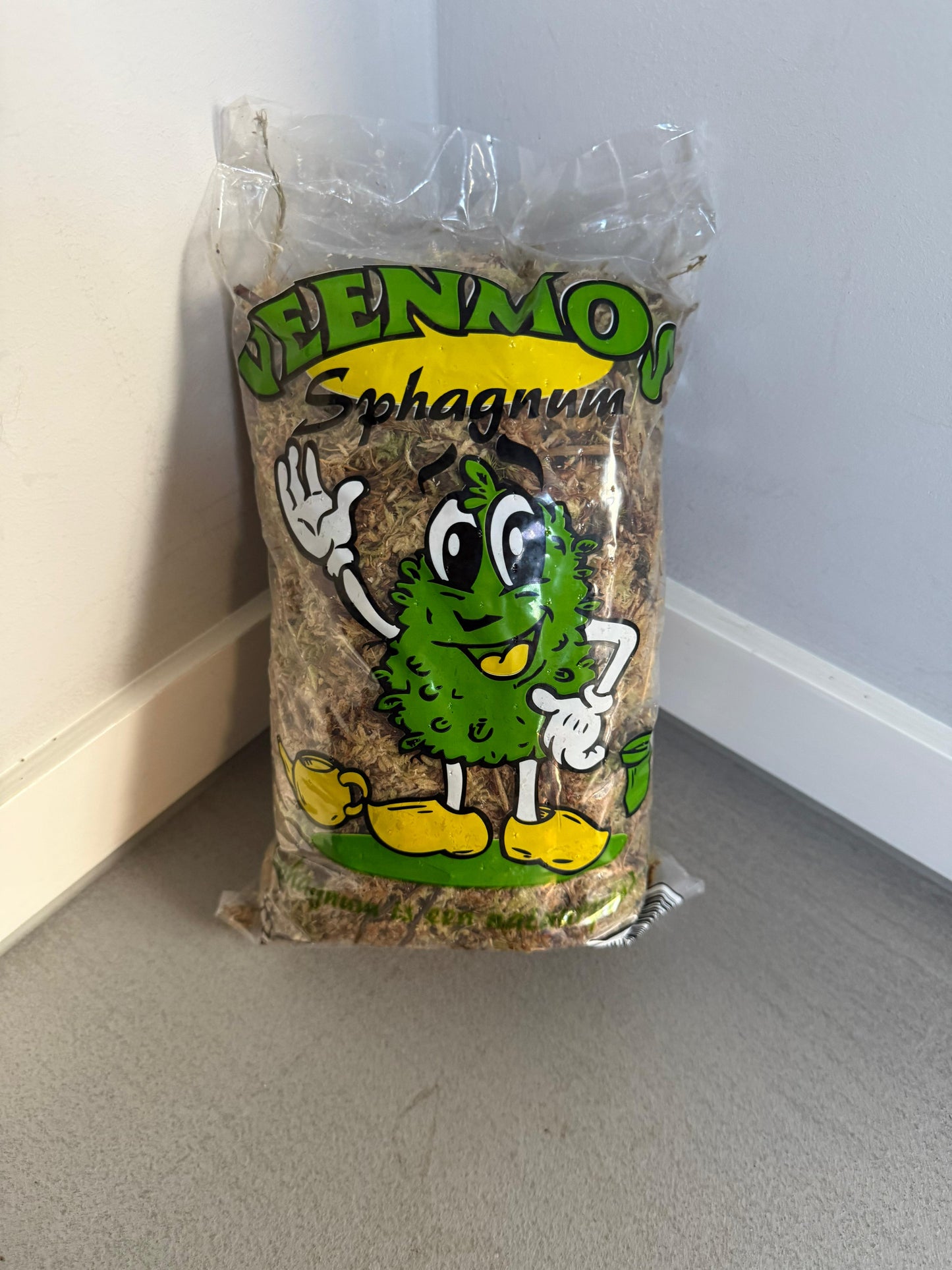 Tüte mit Sphagnum-Moos der Marke Veenmos, Vorderansicht. Enthält hochwertiges Moos zur Bewurzelung von Stecklingen und Verbesserung der Luftfeuchtigkeit.